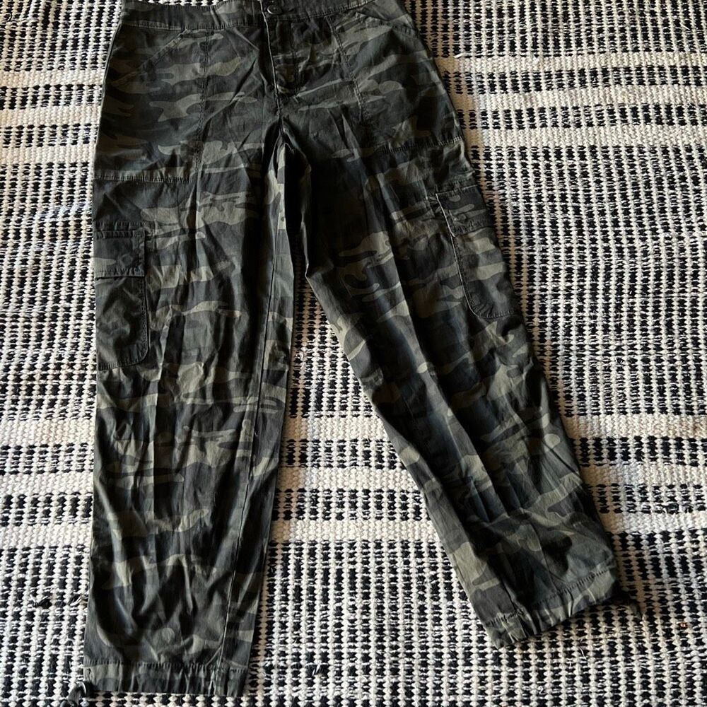 Social Standard Size Small Camouflage print Pants  NWOT